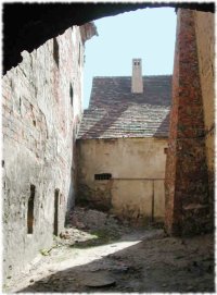 Dziedziniec zamku rycerskiego